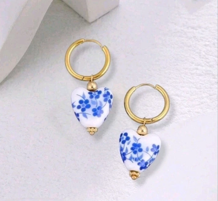  Pendientes corazón cerámica floral azul y blanco Anthropologie  Foto 1 de 2