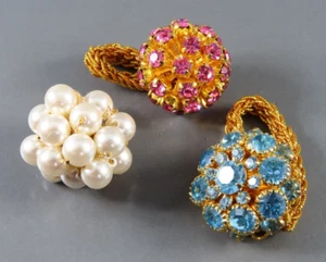 LOTTO VINTAGE DI 3, anelli fascia elastica oro FAUX PEARL CLUSTER strass blu e rosa - Foto 1 di 8