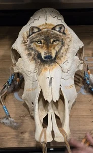 Handbemalter Wolf auf Kuhschädel mit Perlen und Federn - Bild 1 von 11