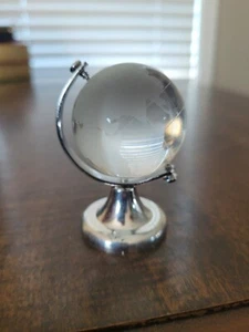 GLOBE Cristallo Vetro Inciso Smerigliato Terra Trasparente Sfera Mondo con Supporto-Pesocarte - Foto 1 di 7