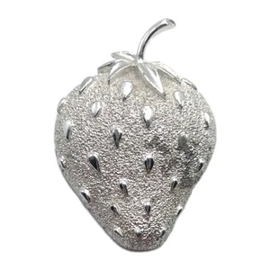 Vintage 1968 Sarah Coventry signierte silberfarbene Brosche Erdbeereis glänzend 2 Zoll - Bild 1 von 7