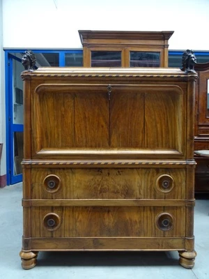 Cabinet in noce Biedermaier prima metà XIX sec. con sculture e carrilion - Immagine 1 di 4