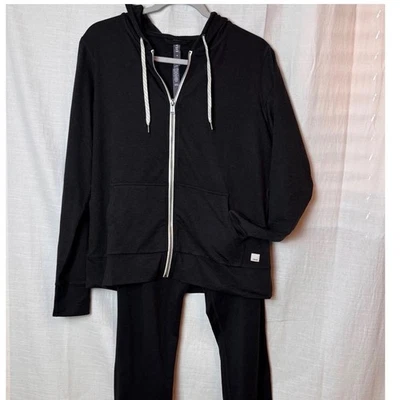 Conjunto de jogger negro Vuori para mujer con capucha cremallera completa pantalones medianos Foto 1 de 4