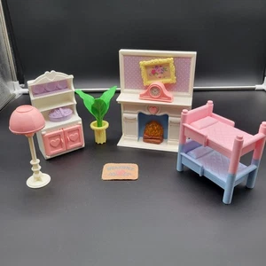 Lotto mobili casa delle bambole Playskool Loving Family vasino letti a castello cuccia camino - Foto 1 di 13
