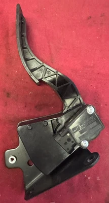 INTERNATIONAL THROTTLE ACCELERATOR PEDAL 6121040C1 WILLIAMS CONTROLS 134734 - Image 1 of 4