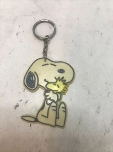 Vintage Peanuts Snoopy Woodstock Hugging Hard Plastic 1958-65 Copyright Keychain - Picture 1 of 2