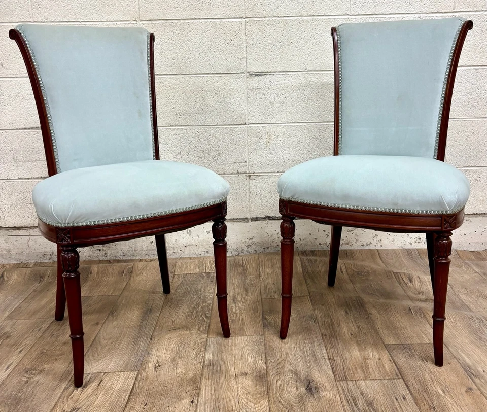 Sillas de comedor antiguas francesas estilo Luis XVI tapizadas en terciopelo azul Foto 1 de 4