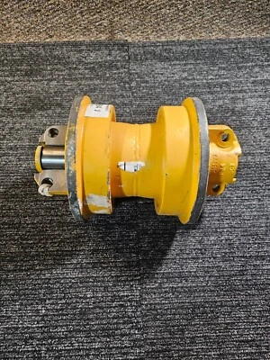 Rolo de esteira John Deere AT322789 flange única para 655C 655K 700 P 700H 700J - Imagem 1 de 4