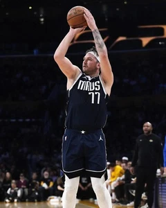 Foto de baloncesto de la NBA Luka Doncic Shooting Form Dallas Mavericks 8x10 - Imagen 1 de 1