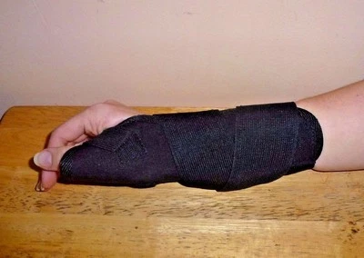 Medline Curad Universal Black Wrist and Forearm Splint Support - Image 1 of 4
