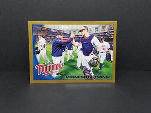 2010 Topps #102 Minnesota Twins Team Card (Joe Mauer) Gold Parallel (1979/2010) - Foto 1 di 2