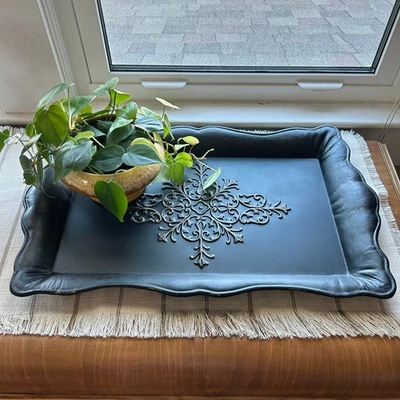 Bandeja florentina negra Southern Living at Home con detalles dorados  Foto 1 de 4