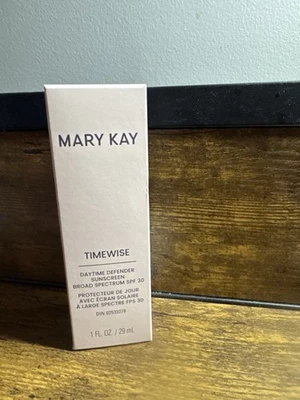 Protector solar Mary Kay TimeWise Daytime Defender amplio espectro FPS 30 1 FL. OZ/29 ml Foto 1 de 2