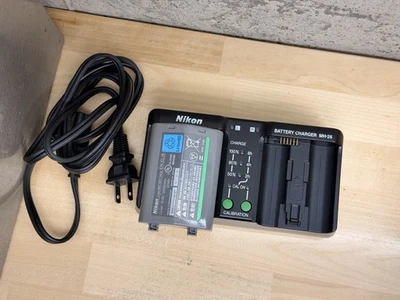Cargador Nikon MH-26 con batería para D4, D4s, D5 y con empuñadura: D500, D800, D810 D850 Foto 1 de 3