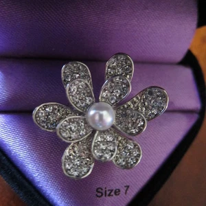 GUESS Womens Pearl Rhinestone Silver Ring Jewelry Size 7 with Heart Box NIB  - Picture 1 of 3