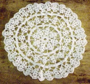 Crocheted Center Doily Star Flower Scalloped Edge White Nice Condition - Picture 1 of 2