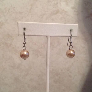 Pendientes colgantes perla imitación color crema blanco tono plata 1 1/4" - Imagen 1 de 2