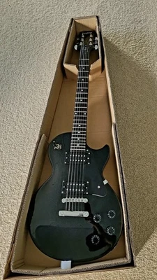 EPIPHONE LES PAUL STUDIO BLACK EBONY COLOUR WITH STRAP  - image 1 of 4