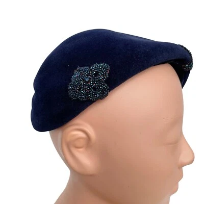 Sombrero de Colección Años 50 Merrimac Azul Marino Flor de Melocotón Terciopelo Cuentas Media Luna Inclinación EE. UU. Foto 1 de 4