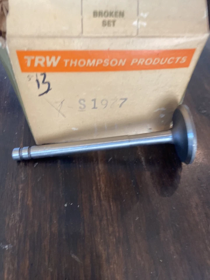 Válvula de escape Cadillac 1458664 331 1952 serie 62 DeVille Fleetwood 52 solo GM  Foto 1 de 4