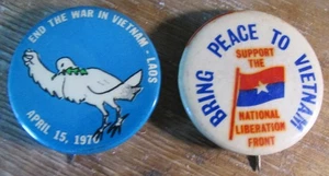 2 verschiedene Anti Vietnam Krieg Zelluloid Pinback Buttons Apr 15 1970 & Support NLF - Bild 1 von 2