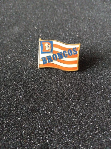 RARE Vintage 1994 Denver Broncos Flag Hat Lapel Pin NFLP Raintree Cover