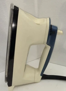 Vintage BLACK AND DECKER Light n' Easy Spray Steam and Dry Iron with 7 Settings - Picture 1 of 6