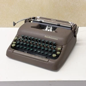 Máquina de escribir portátil Smith Corona Super Sterling años 40 en estado de funcionamiento - Imagen 1 de 5