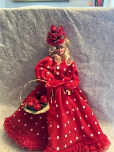 Barbie rotes Krepp gepunktetes Kleid mit Korb mit roten Rosen.. Rote Schuhe. Red pett - Bild 1 von 5