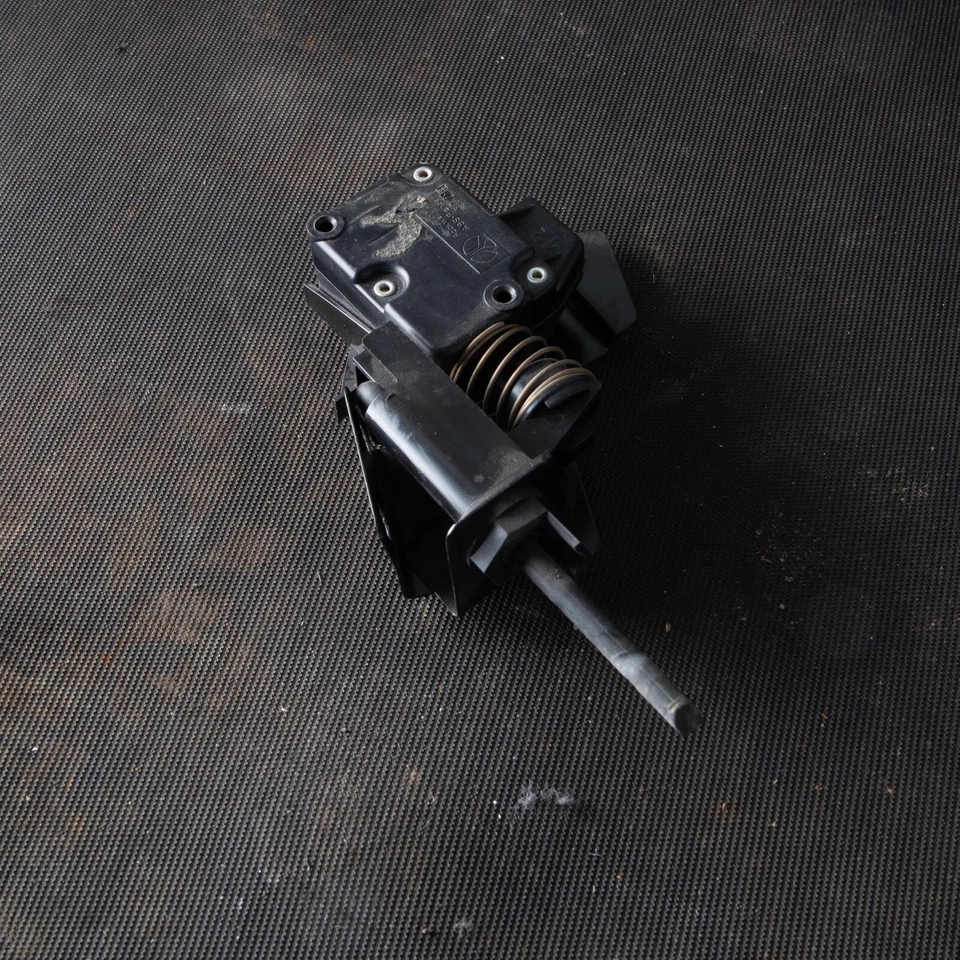 ASTON MARTIN VANQUISH 2002 LATCH ASSY-F/FLR LID (1R12-68-10181) Foto 1 de 1