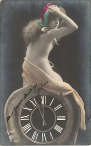 RARO EE. UU. DESNUDO RPPC foto real postal RIESGO EN TOPLESS NIÑA DE AÑO NUEVO EN RELOJ - Imagen 1 de 2