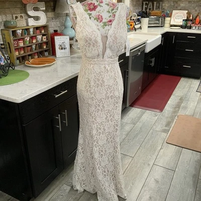 David's Bridal Size 8 Ivory Nude Lace Sheath Sleeveless Wedding Dress Deep V New - Image 1 of 4