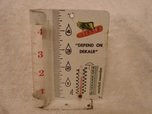 DEKALB "DEPEND ON" METALL REGENMESSER & THERMOMETER GLASRÖHRE VINTAGE FLIEGENDER MAIS - Bild 1 von 6