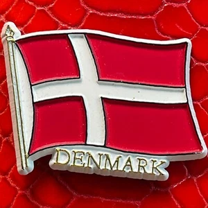 DÄNEMARK🇩🇰GUMMI KÜHLSCHRANKMAGNET✅LAND NATIONALFLAGGE WEISSES KREUZ SOUVENIR🎗 - Bild 1 von 2