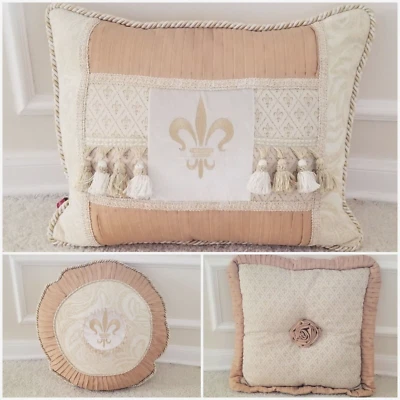 3~Serendipia~Francés~Almohadas de acento~Dorado~Crema~Terciopelo~Cuentas~Borlas doradas Foto 1 de 4