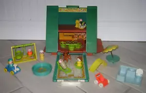 Casa delle bambole vintage Fisher Price A-Frame House #990 con persone e accessori - Foto 1 di 16