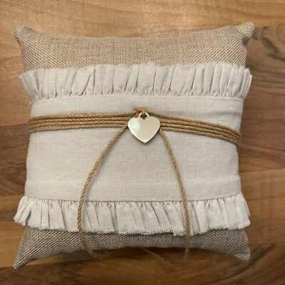 Almofada Ringbearer bege estopa branca larga, babado, fio, coração de metal 131 - Imagem 1 de 4