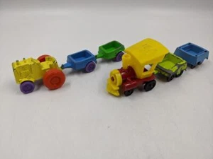 Trattore giocattolo vintage Tootsie con due vagoni e motore treno con due auto rimorchi - Foto 1 di 7