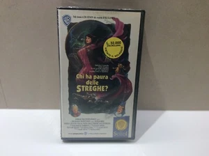 CHI HA PAURA DELLE STREGHE? con Anjelica Huston VHS WB gli Scudi NUOVA SIGILLATA - Foto 1 di 6