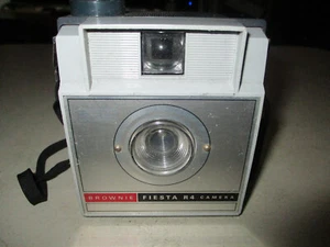 VTG Kodak Brownie Fiesta R4 Camera No Flash - Uses Kodak 127 Film - Not Included - Imagen 1 de 5