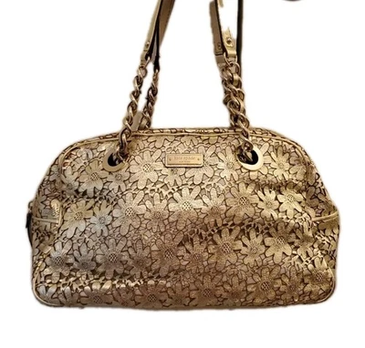 Bolsa de mão Kate Spade Garden Grove dourada flor - Imagem 1 de 4