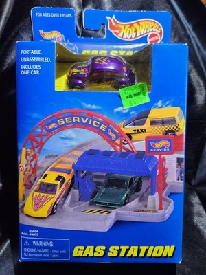 Gasolinera Hot Wheels World de colección con autos coleccionables Volkswagen morados Foto 1 de 4