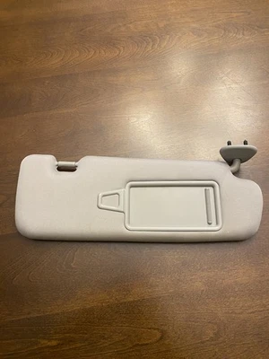 Hyundai Sonata 2013 lado del pasajero parasol derecho con espejo retrovisor - gris claro Foto 1 de 4