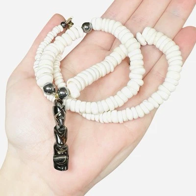 Collar de caparazón de puka graduado figura Moai Rapa Nui tallada en coral negro 5-10 mm Foto 1 de 4