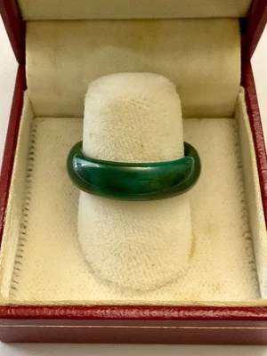 ANCIENNE BAGUE  EN JADE FONCÉE SCULPTÉE VÉRITABLE - BIJOU ÉLÉGANT - Photo 1/4