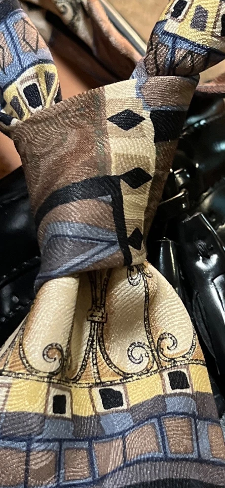 NOVA GRAVATA GEOMÉTRICA MASCULINA BACHRACH SEDA MARROM ESCURO AZUL E DOURADA - Imagem 1 de 4