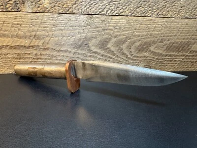 Cuchillo de caza de chatarra de metal hecho a mano personalizado de colección hoja de punta de clip de 5" y mango de latón Foto 1 de 4