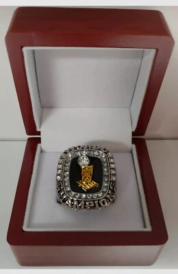 Shaquille O'Neal - Anillo de campeonato Miami Heat 2006 con caja de exhibición de madera Foto 1 de 4