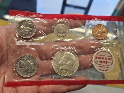 US Mint 1970 D Uncirculated Coin Partial Set Denver Key Date - Image 1 of 4