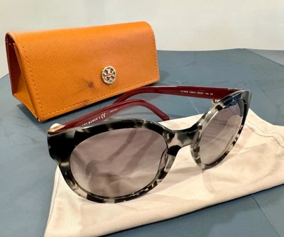 Gafas de sol Tory Burch TY7079 - Marco gris tortuga/tallos rojos rubí con bolsa y caja Foto 1 de 4